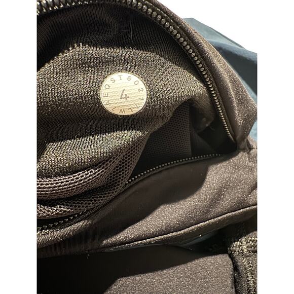 Lululemon Hotty Hot Short (Naked 4") Submarine / Black Size 4 - Picture 3 of 3